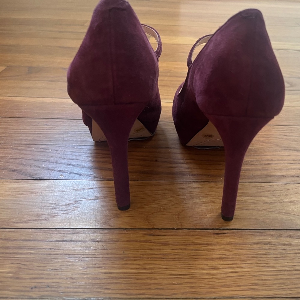 Chic Vince Camuto Maroon Women's Heels
